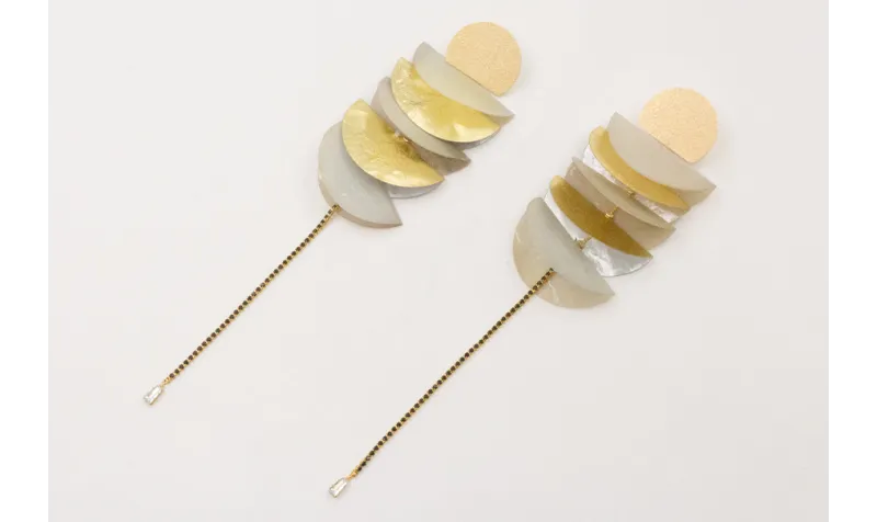 Pendientes perno semi disco rugoso con lentejuelas