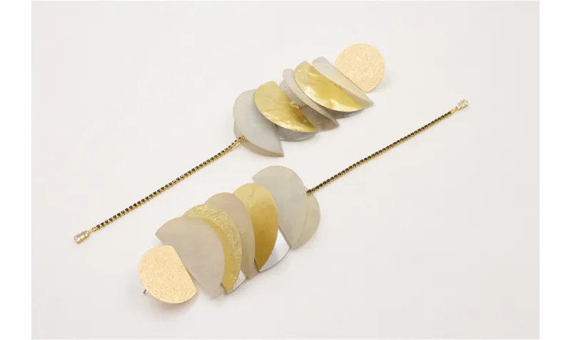 Pendientes perno semi disco rugoso con lentejuelas