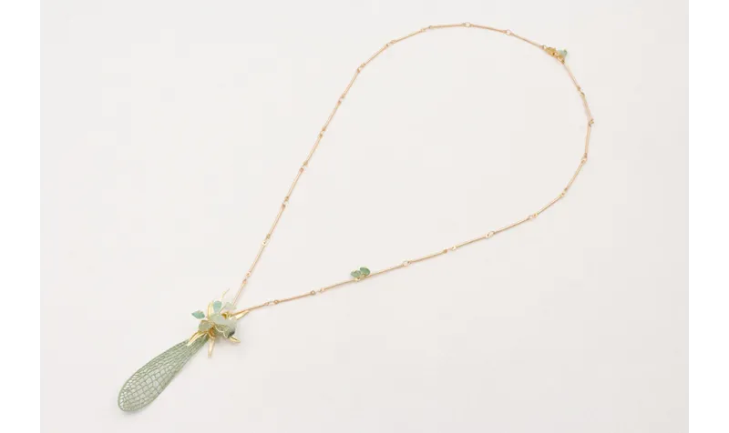 Collar largo cadena listones dorado mate con colga