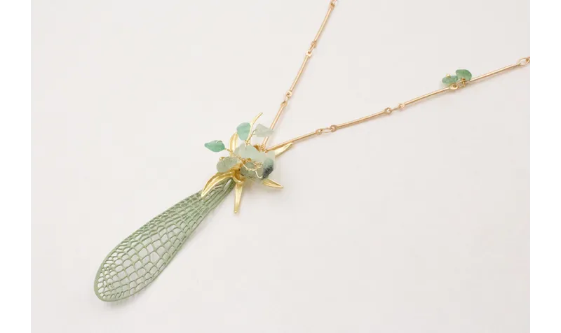 Collar largo cadena listones dorado mate con colga