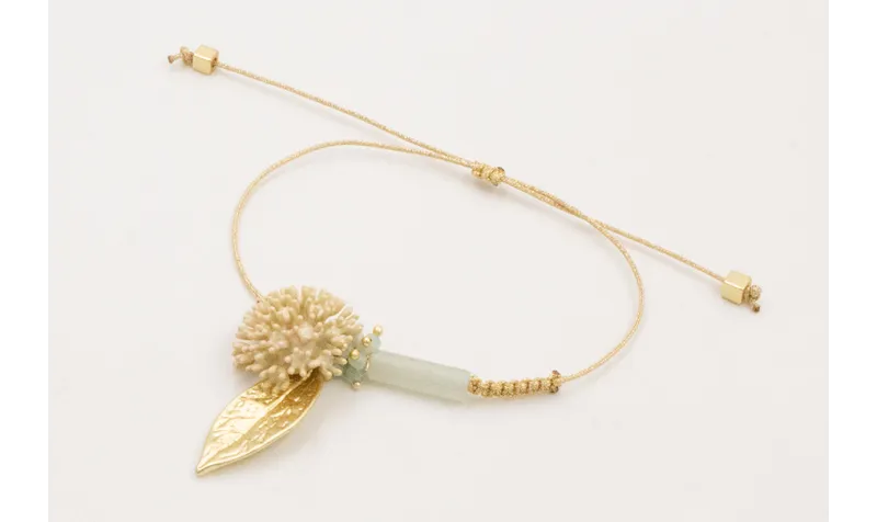 Pulsera hilo metalico dorado palido con nudo macra