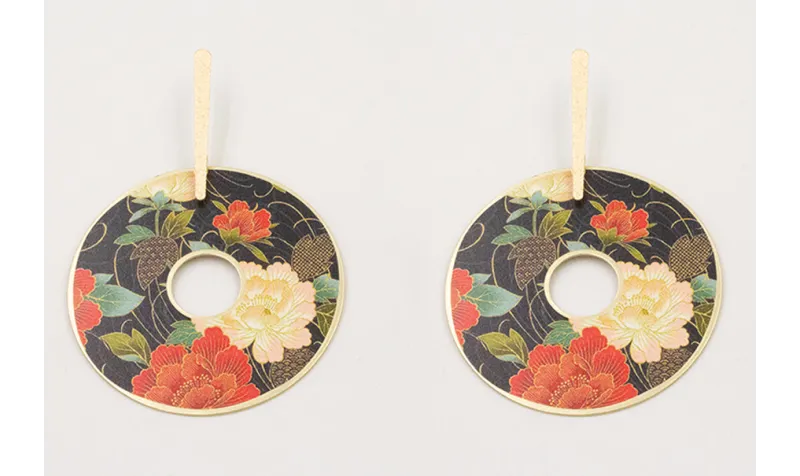 Pendientes perno lámina satinada dorado mate con c