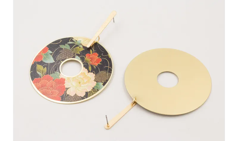 Pendientes perno lámina satinada dorado mate con c