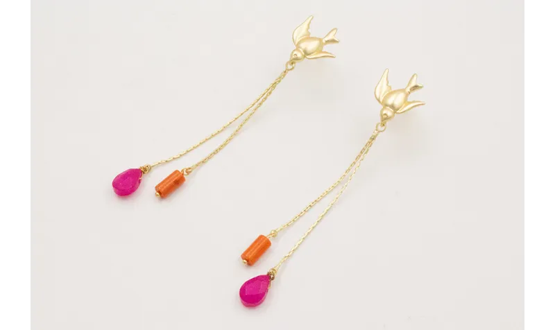 Pendientes perno golondrina dorada mate con fleco 