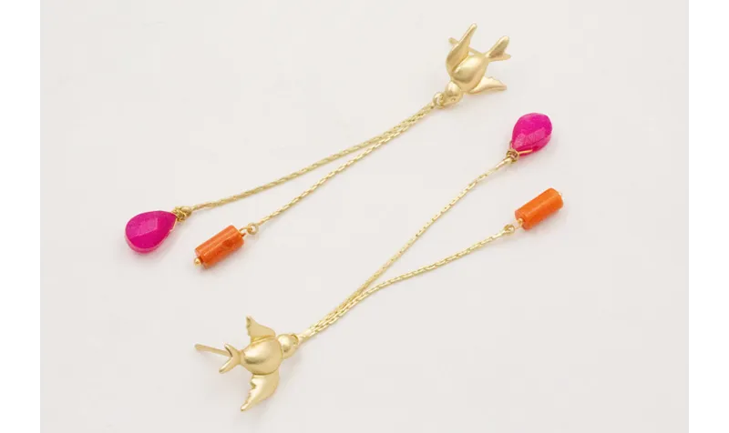 Pendientes perno golondrina dorada mate con fleco 