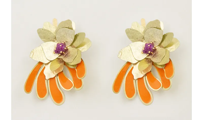 Pendientes perno lámina satinada con colgante péta