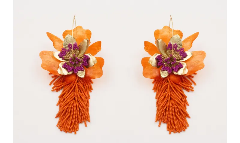 Pendiente aro grande dorado mate con flor de lente