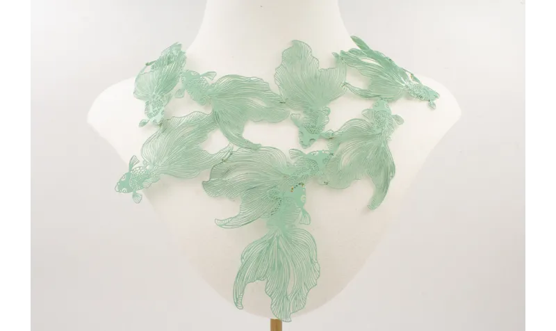 Collar babero peces tropical esmaltado turquesa.