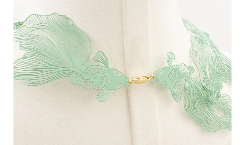 Collar babero peces tropical esmaltado turquesa.