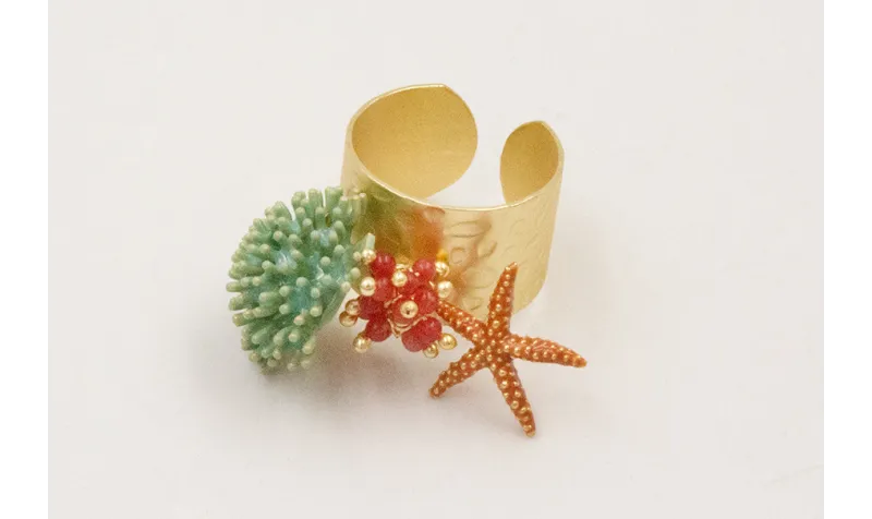 Anillo regulable dorado mate con nenufar esmaltado