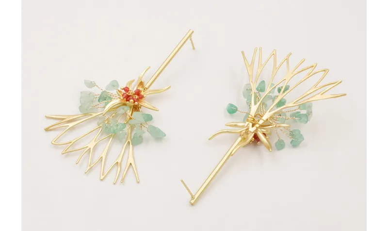 Pendientes pivote dorado mate con rama coral dorad