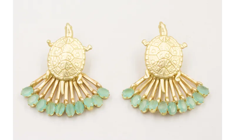 Pendiente perno tortuga dorada mate con listones y