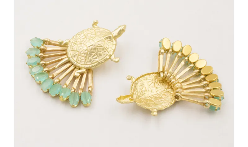 Pendiente perno tortuga dorada mate con listones y