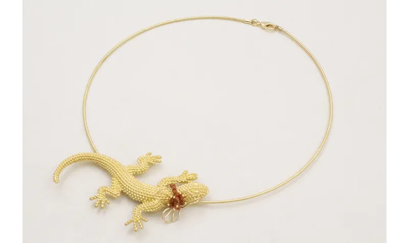 Collar hilo flexible dorado mate con lagarto grand