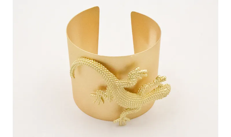 Brazalete ancho con lagarto grande dorado mate.