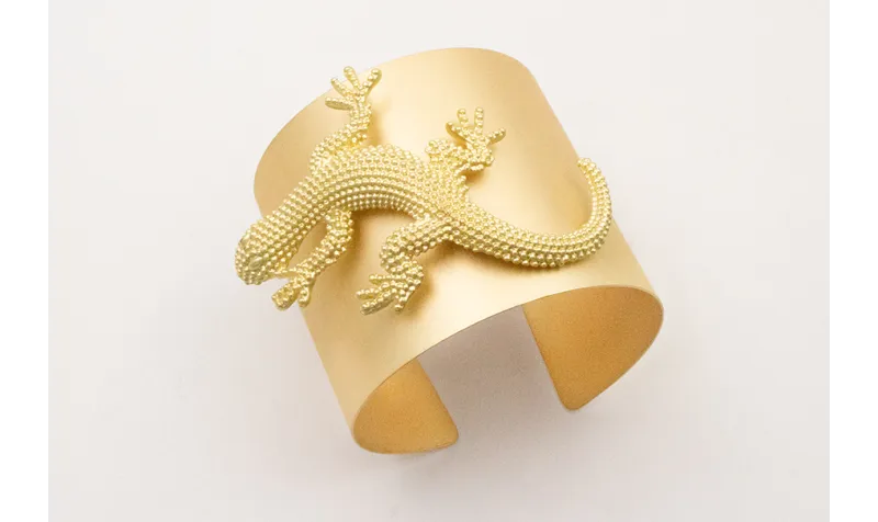 Brazalete ancho con lagarto grande dorado mate.