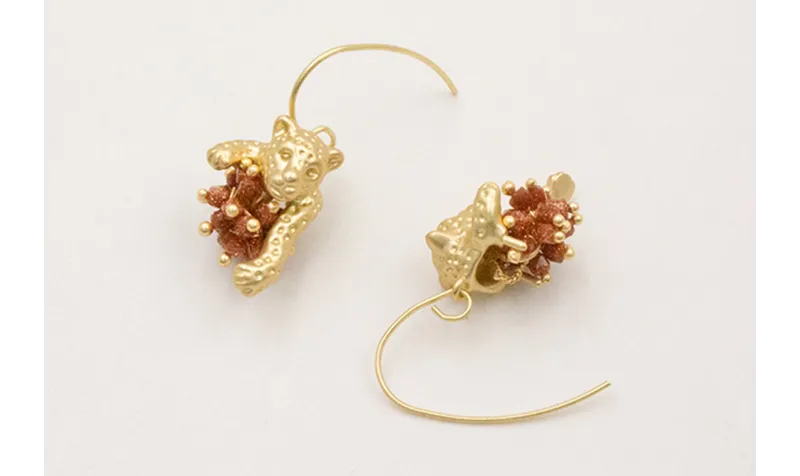 Pendientes gancho con colgante tigre y burruño cub