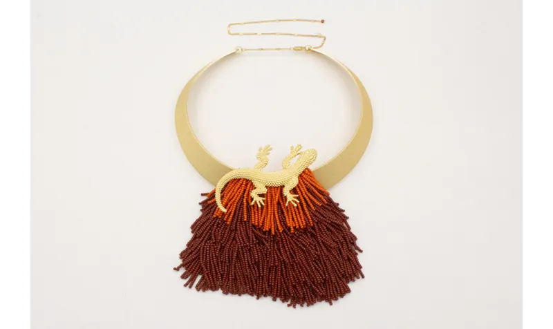 Collar lámina con flecos de abalorio marrones y na