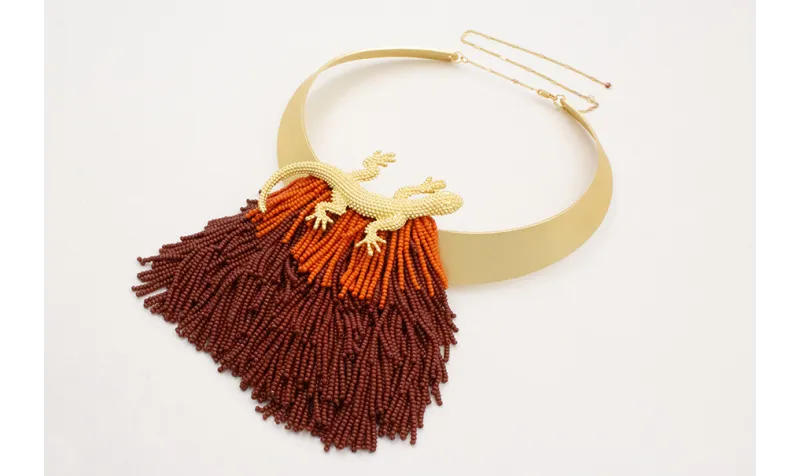 Collar lámina con flecos de abalorio marrones y na