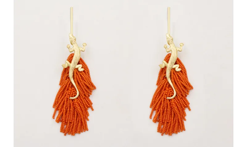 Pendiente perno listón dorado mate con fleco de ab