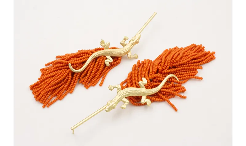 Pendiente perno listón dorado mate con fleco de ab