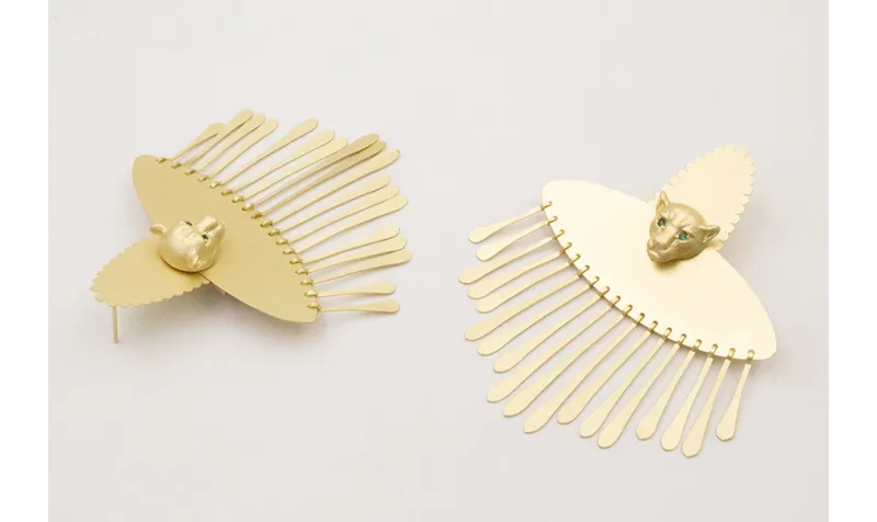 Pendientes perno semi ovalado dentado con colgante