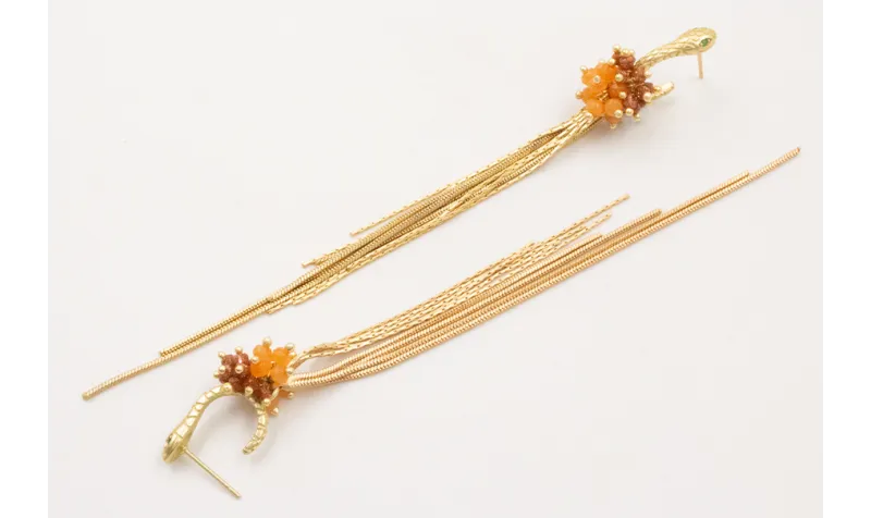 Pendientes serpiente ojos verdes con flecos dorado