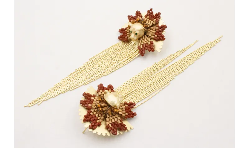 Pendientes perno semicirculo dentado con flor miyu