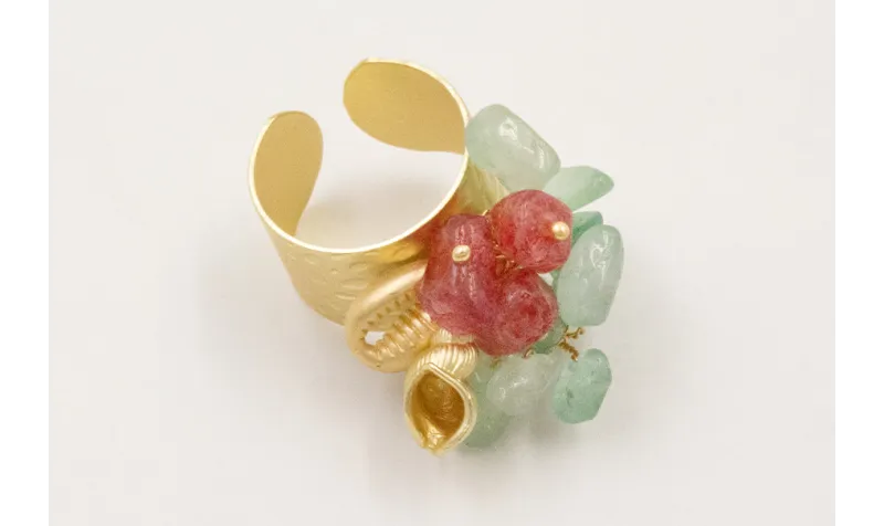 Anillo con caracola y concha dorado mate con rama 