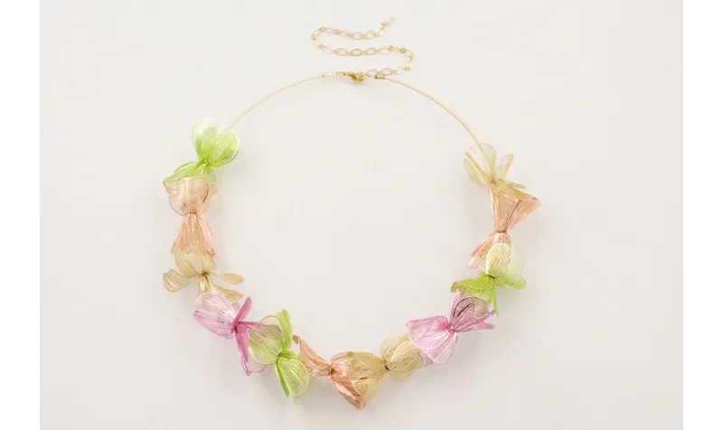 Collar hilo flexible con flores de 6 pétalos color