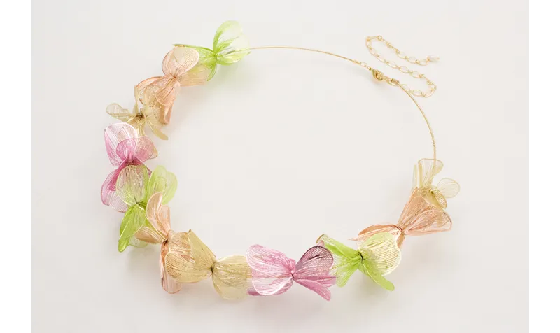 Collar hilo flexible con flores de 6 pétalos color