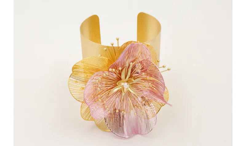 Brazalete con flores metalicas rosa y dorada, sol 