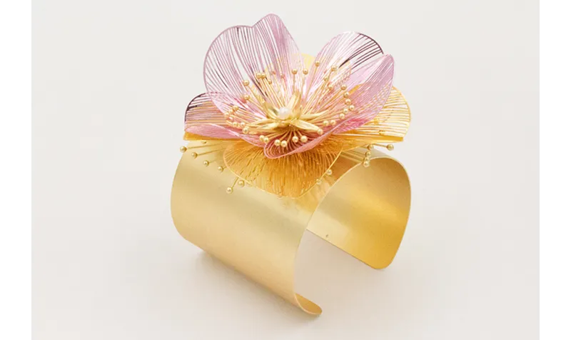 Brazalete con flores metalicas rosa y dorada, sol 