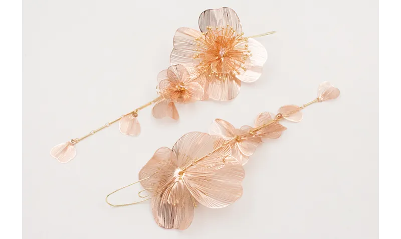 Pendientes gancho dorado con flores metalicas colo