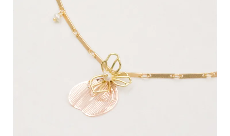 Collar cadena listones con colgante pétalo metaliz