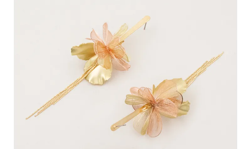 Pendientes perni lámina satinada con flores metali