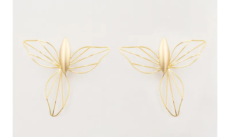 Pendientes perno ovalado concavo con flor 3 pétalo