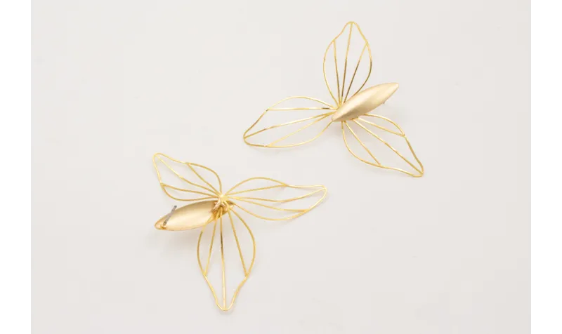 Pendientes perno ovalado concavo con flor 3 pétalo