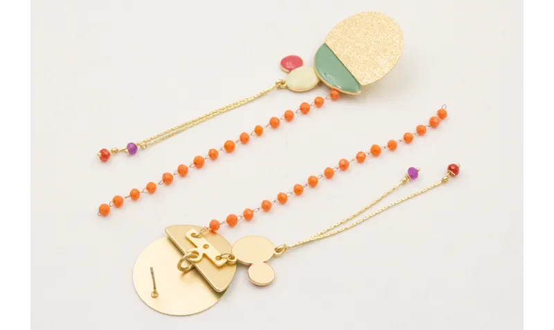 Pendientes perno semi disco satinado con semicircu