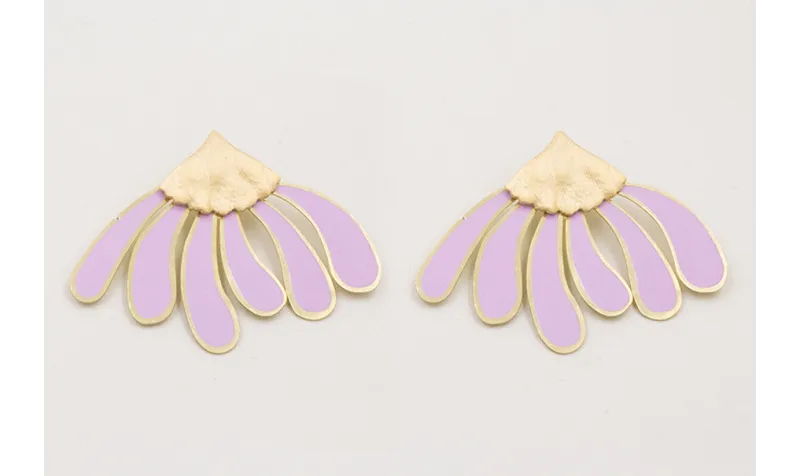 Pendientes perno triangular dorado mate con pétalo