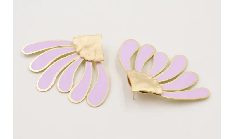 Pendientes perno triangular dorado mate con pétalo