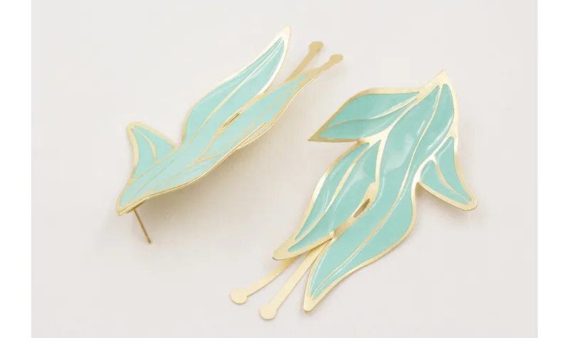 Pendientes flor plana esmaltada turquesa con pisti