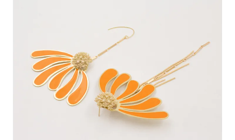 Pendientes irregulares nenufar esmaltado crema, pé