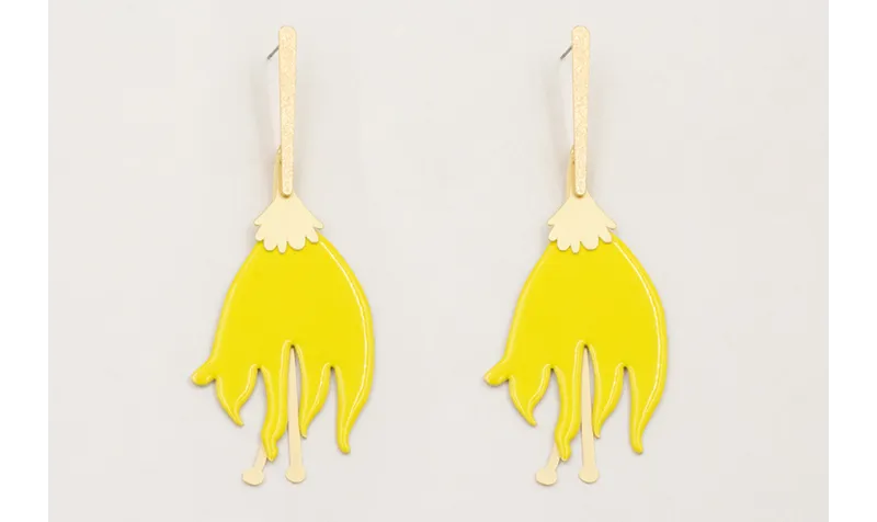 Pendientes lámina satina con flor plana esmaltada 