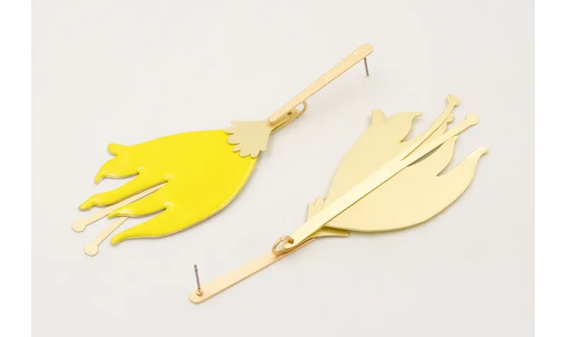 Pendientes lámina satina con flor plana esmaltada 