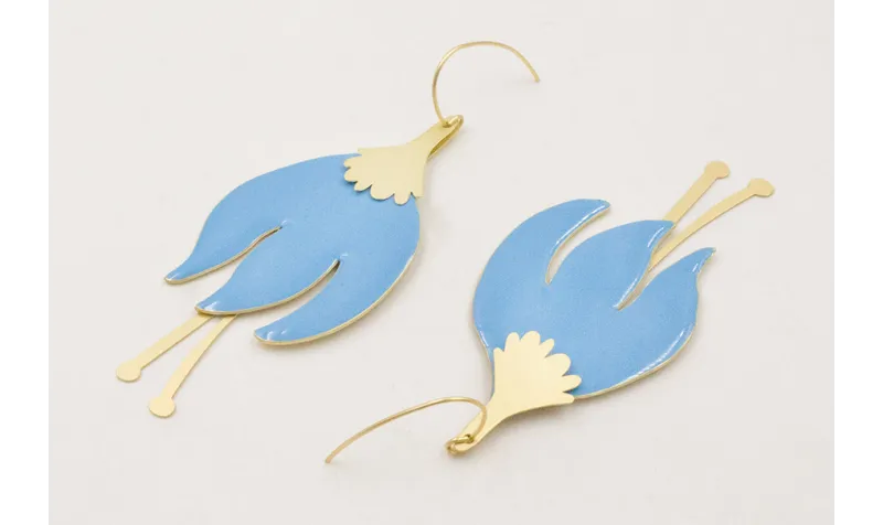 Pendientes gancho sencillo con flor plana esmaltad