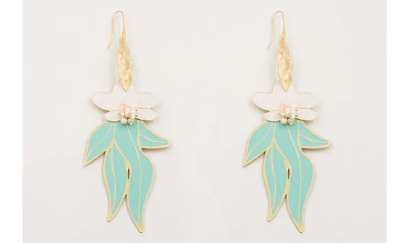 Pendientes hoja alargada calada dorada mate con fl