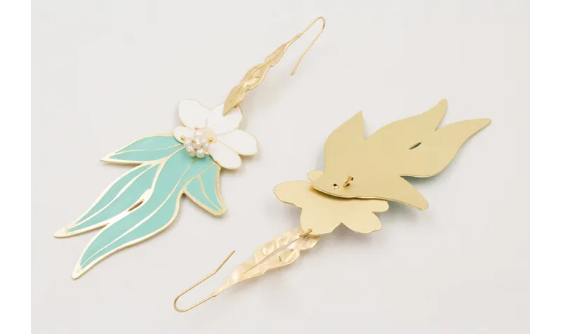 Pendientes hoja alargada calada dorada mate con fl