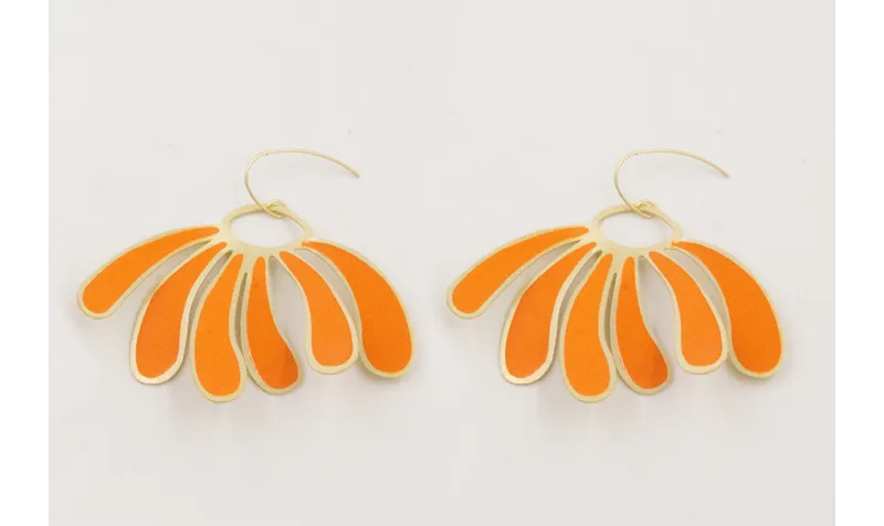 Pendientes gancho sencillo con pétalos esmaltados 