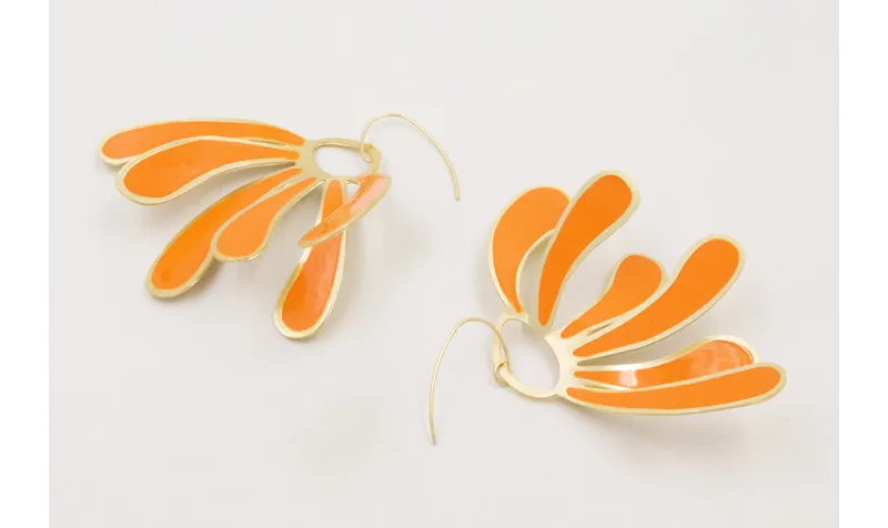 Pendientes gancho sencillo con pétalos esmaltados 